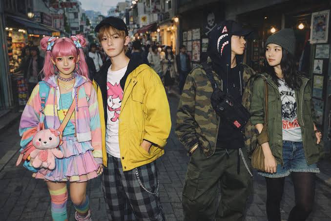 Jeunes en tenues streetwear dans une rue de Tokyo